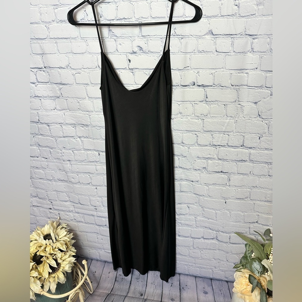 Be the Talk of the Party with Our Sleek and Sexy Black Midi Dress! - Picture 4 of 5